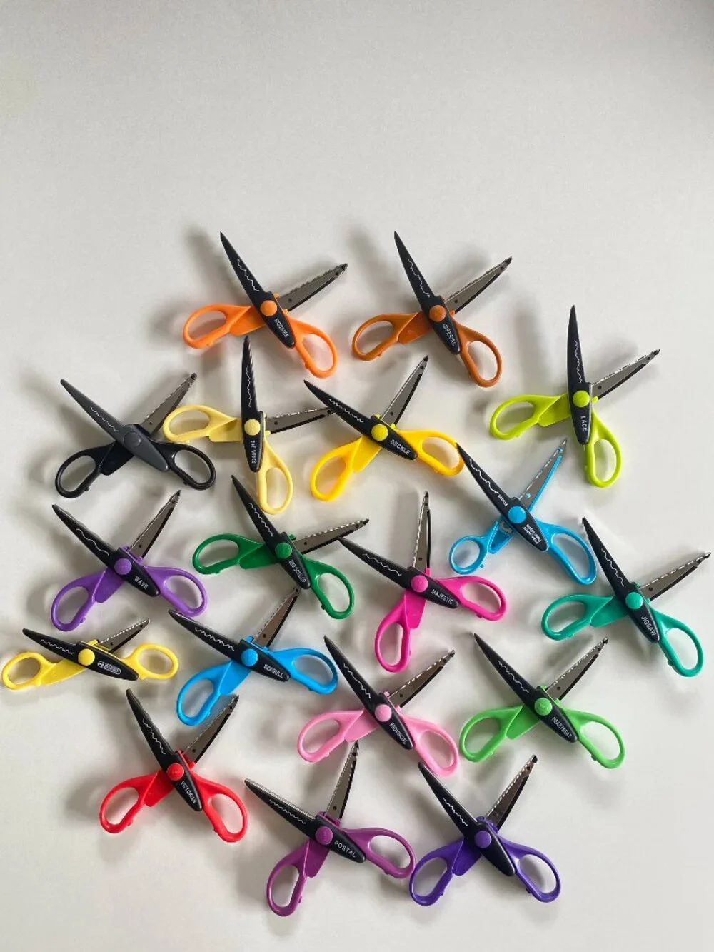Fiskars Decorative Edge Scissors Set Of 18 With Rotating Wood Carousel ECU - Picture 4 of 10